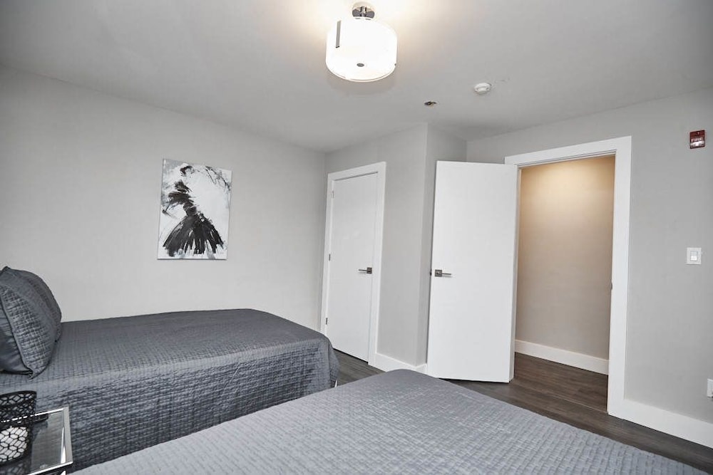 Condo, 2 Bedrooms (401) photo 3