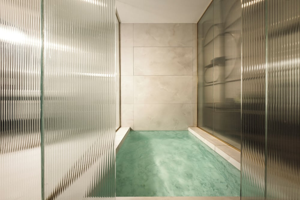 Deluxe Suite with Private Pool and Sauna photo 2
