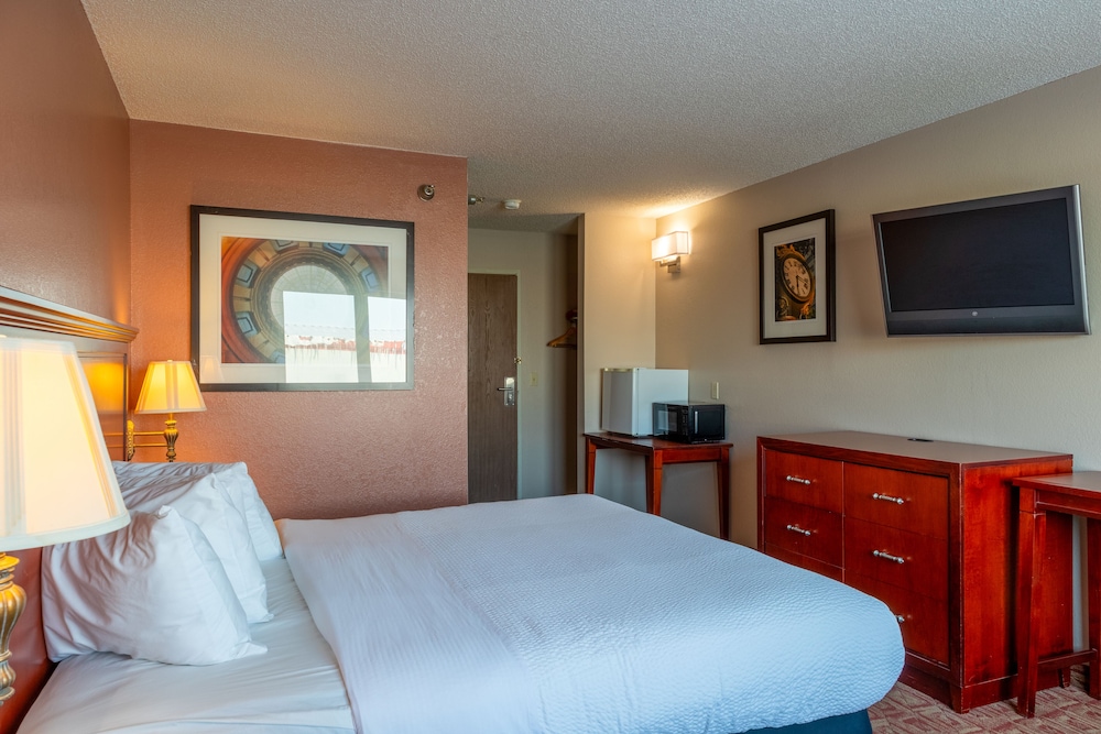 Standard Room, 1 King Bed (One King Bed and Recliner) photo 2