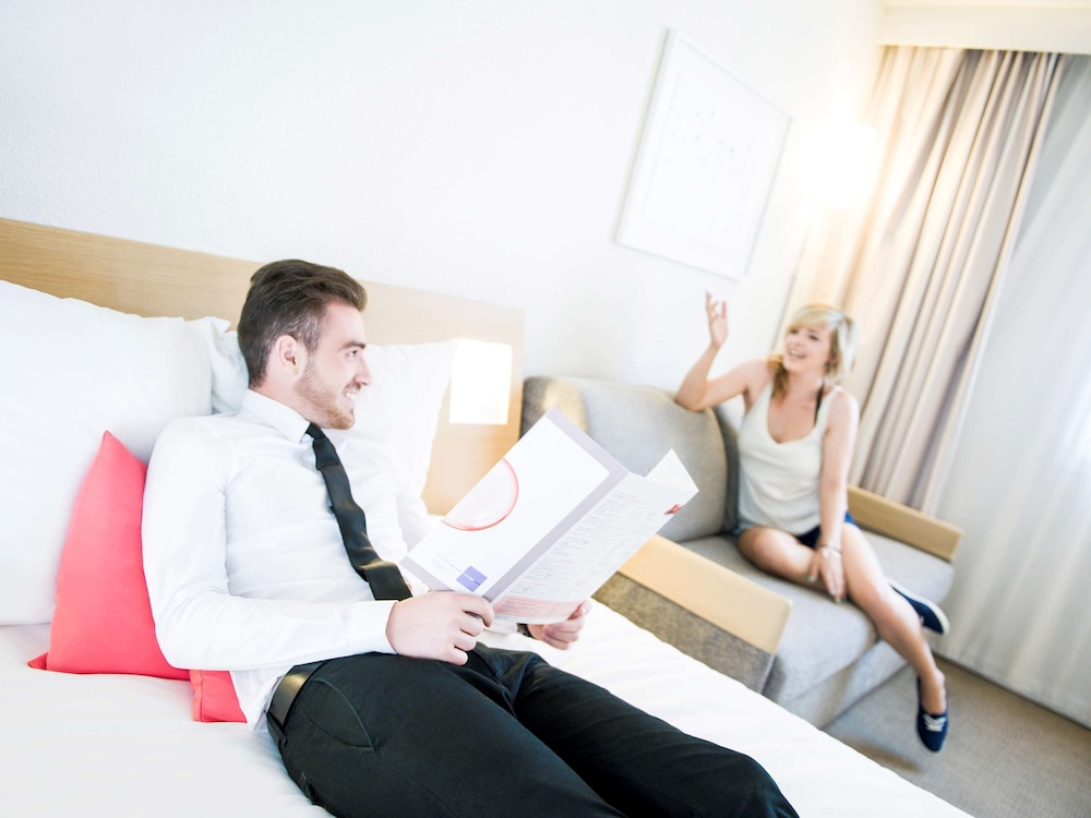 Superior Room, 1 Queen Bed with Sofa bed thumbnail 5