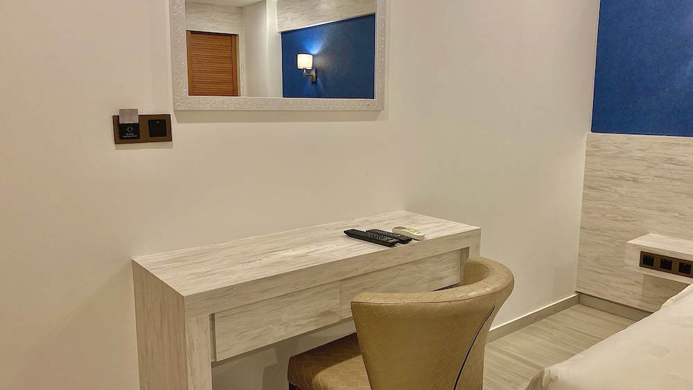 Standard Deluxe Room (Excludes Window Access)