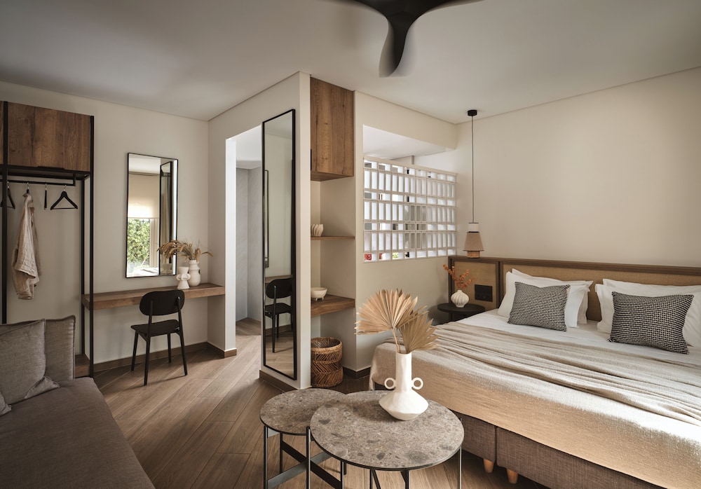 Deluxe Suite with pool view