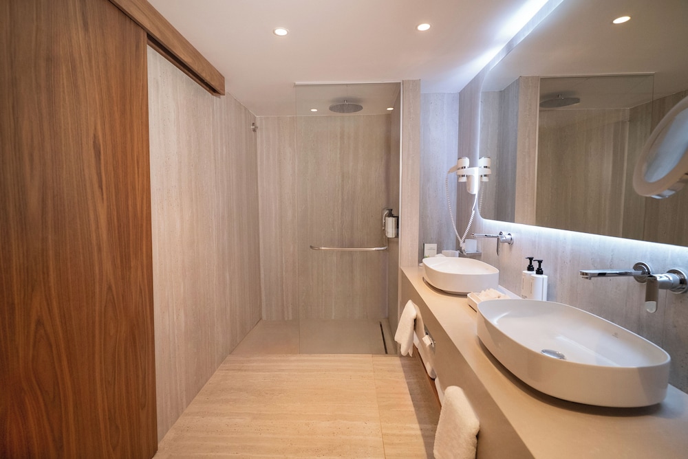Superior Suite - Photo 5