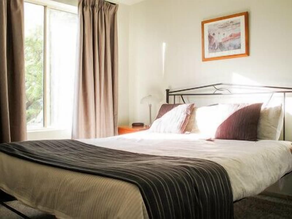Apartment, 2 Bedrooms (1 Queen & 2 Singles) photo 3