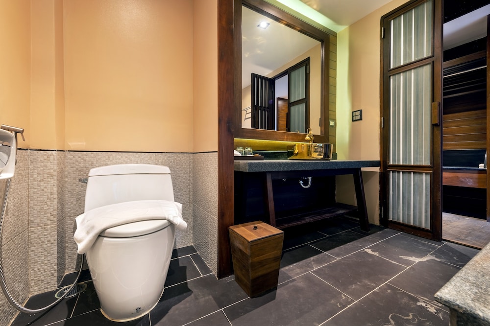 Deluxe Jacuzzi - Photo 4