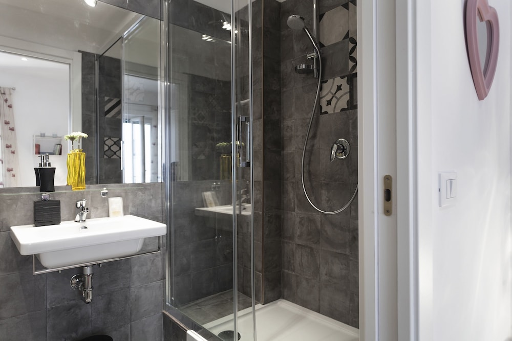 Cream and Red room (Alessia)