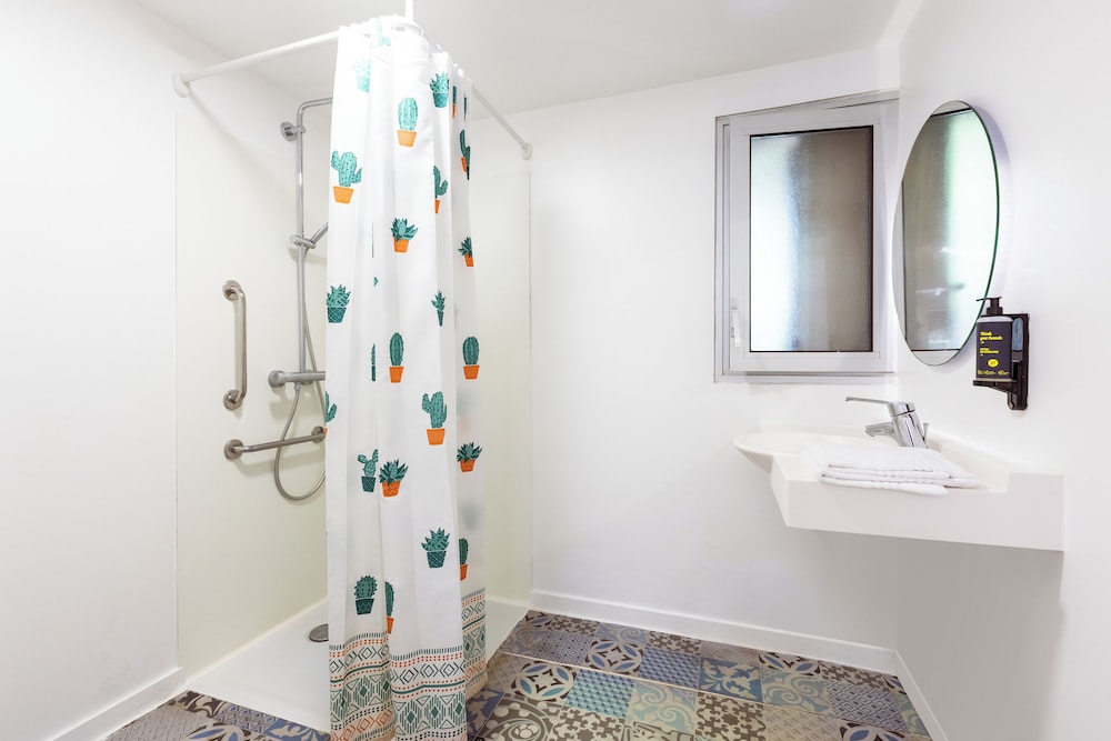 Design Private Deluxe Bedroom for 4 people with a Bathroom photo 2