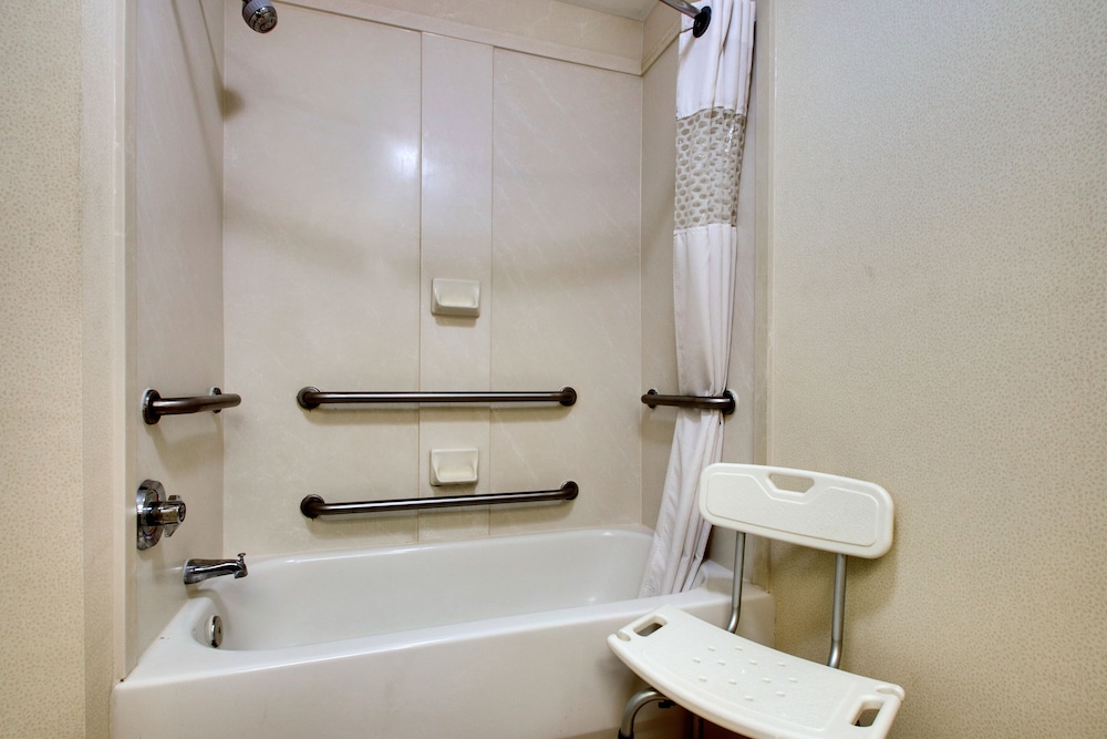 Room, 1 Queen Bed, Accessible - Photo 8
