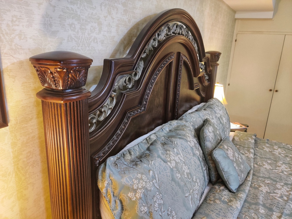 Premier Room, 1 King Bed - Photo 11