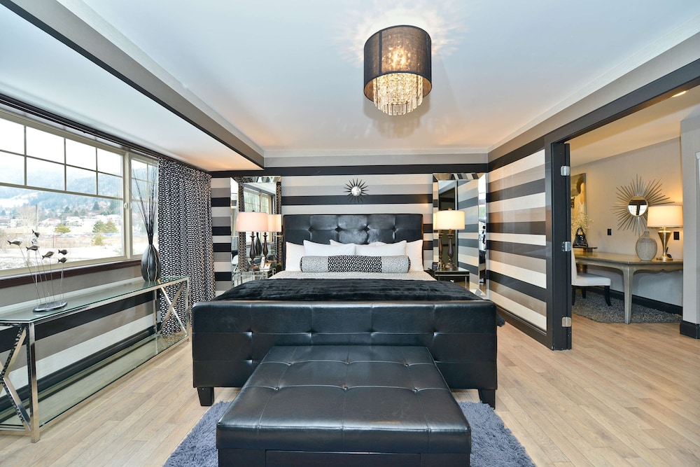 Suite, 1 King Bed, Non Smoking, Balcony (Separate Living Room;with Sofabed) photo 1