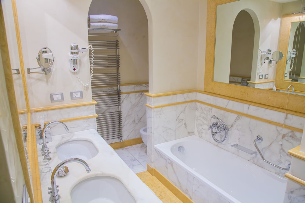 Deluxe Room - Photo 12