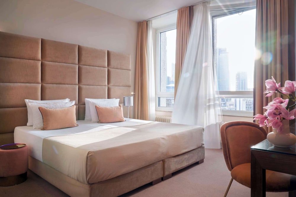 Signature Twin Room (Skyline View)