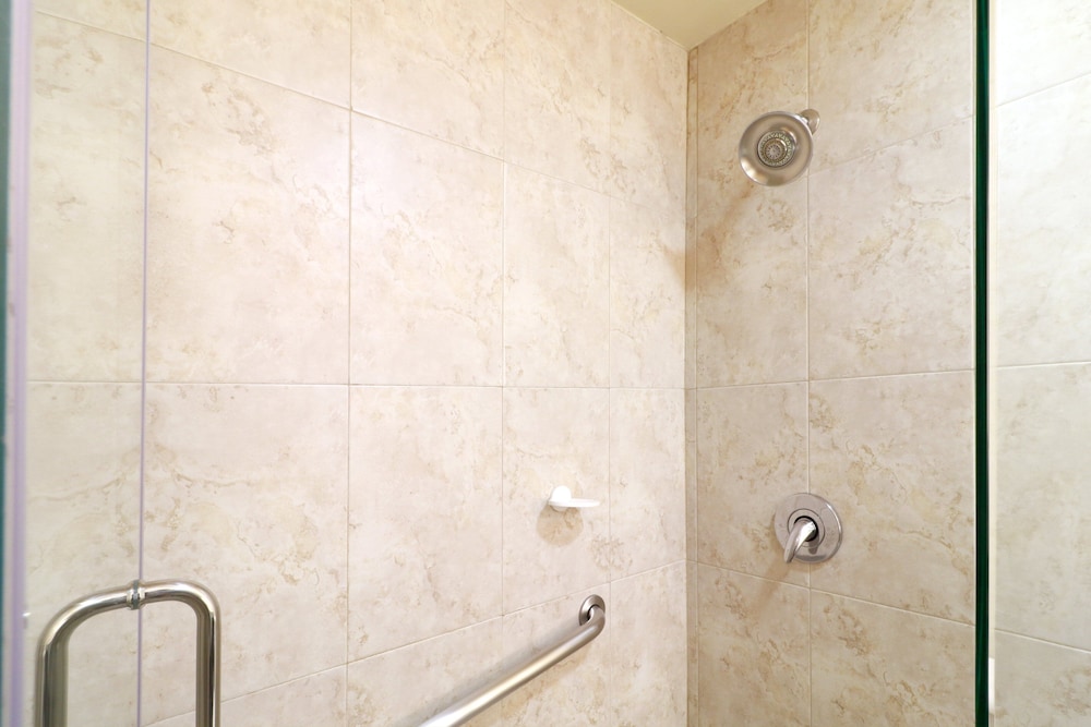 Standard Room, 2 Queen Beds, Ground Floor - Photo 13