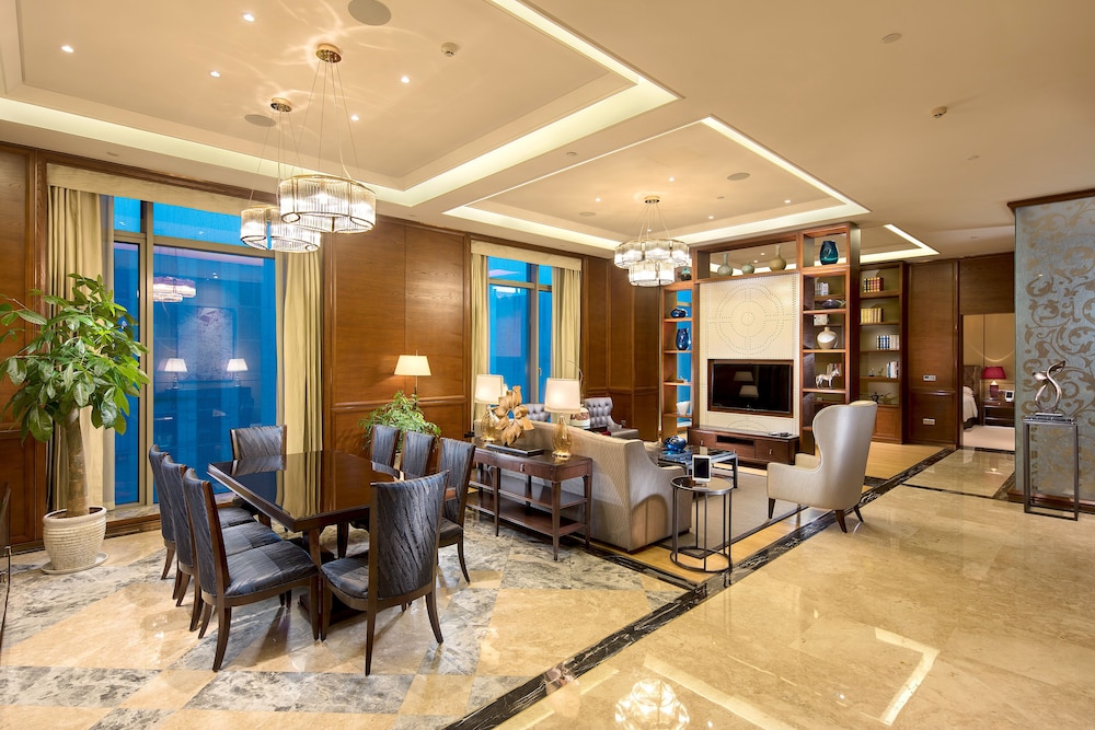 Presidential Suite thumbnail 5