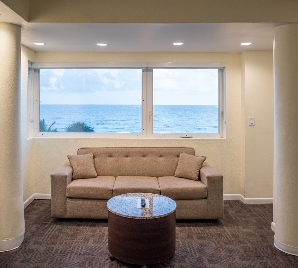 Oceanfront Queen Suite - Photo 3