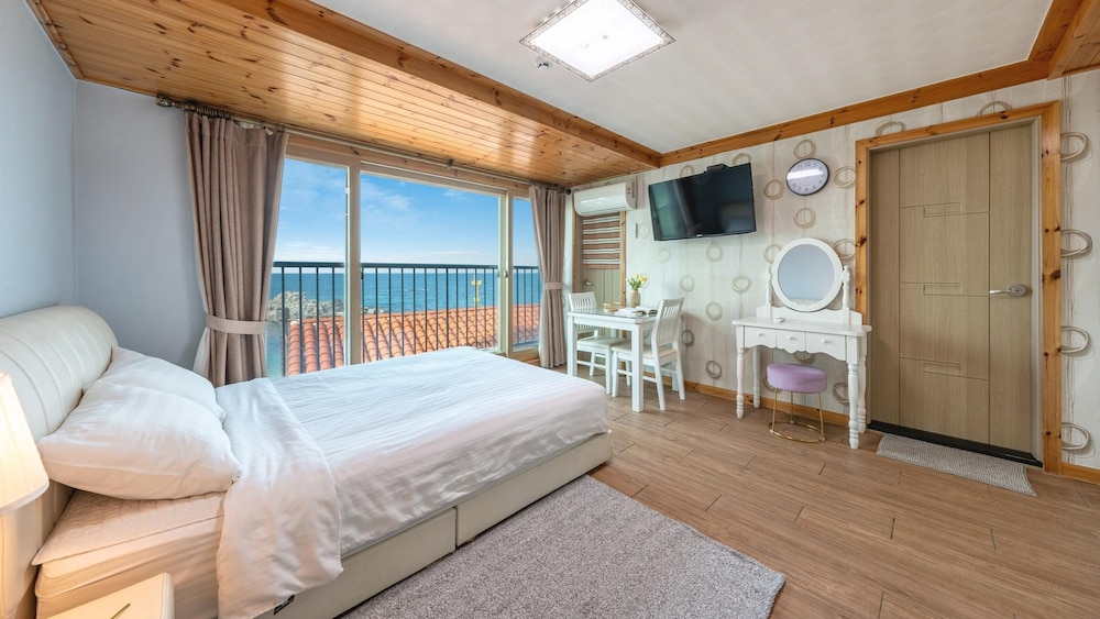 Basic Room, 1 Bedroom (302ho(byeolbiccbada,osyeonbyu)) photo 1