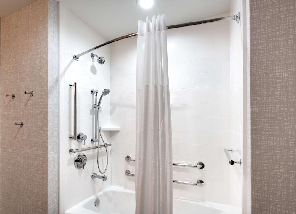 Room, 1 King Bed, Accessible, Bathtub photo 3