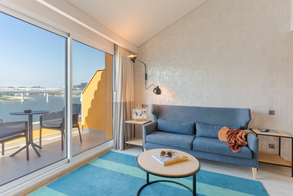 Suite, River View - Photo 7
