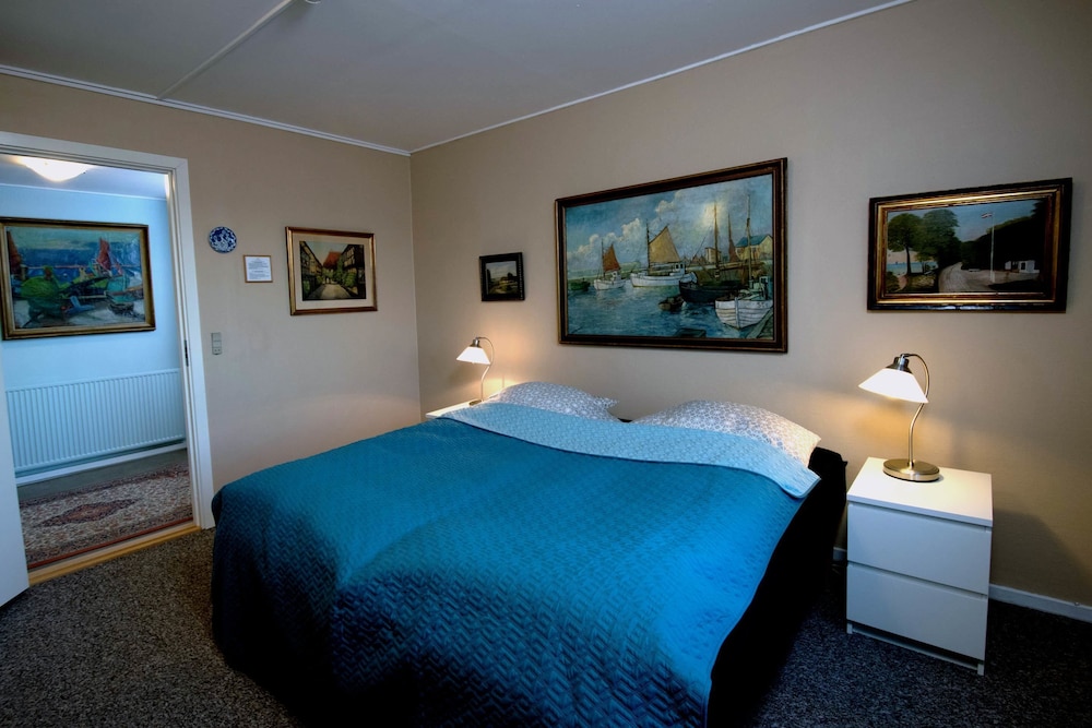 Family Room, 2 Bedrooms, Private Bathroom photo 2