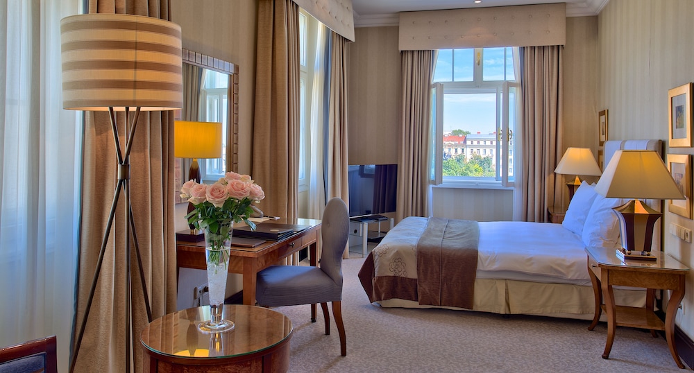Deluxe Room, 1 King Bed - Photo 2