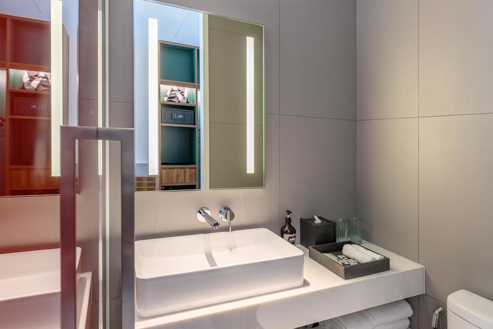 Room, 1 Queen Bed, City View - Photo 4