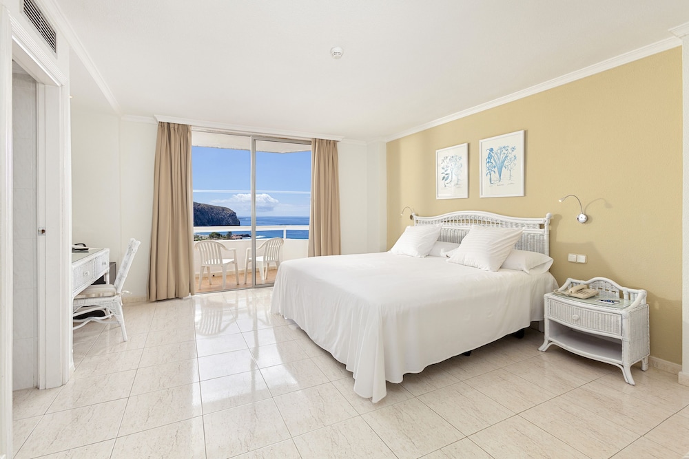 Superior Room, Sea View (Xtra (2 Ad + 1 Ch)) photo 2