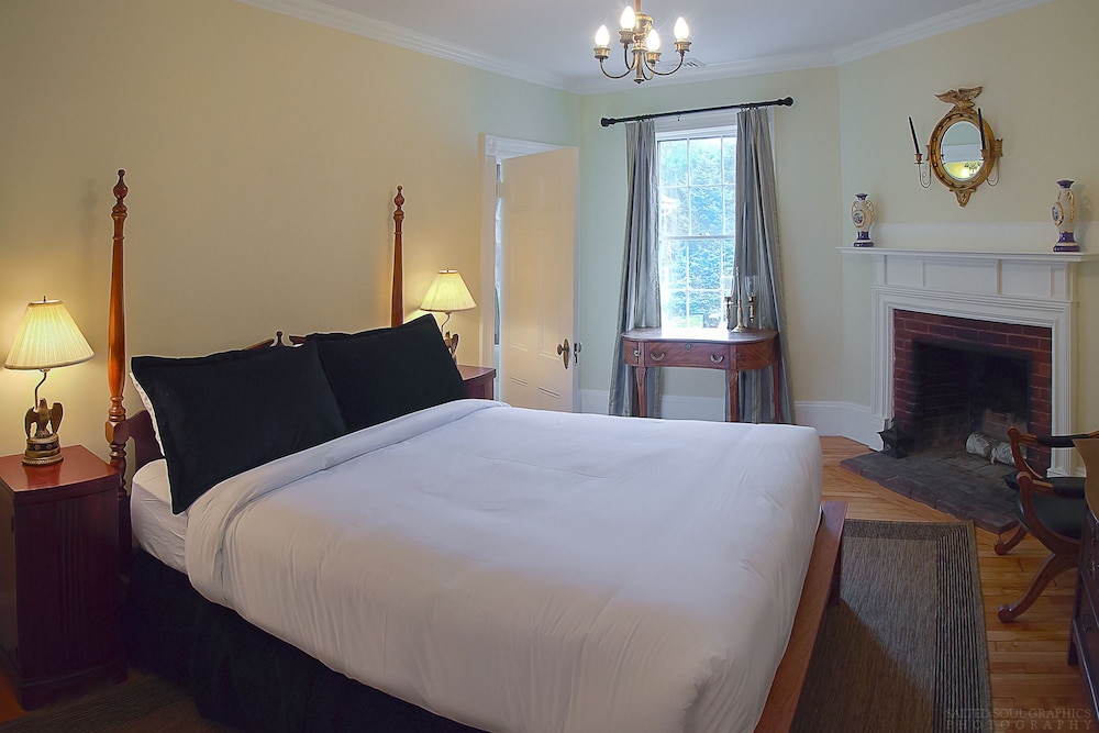 Federal Room, 1  Queen Bed, Claw foot tub and shower, Antique show fireplace photo 2