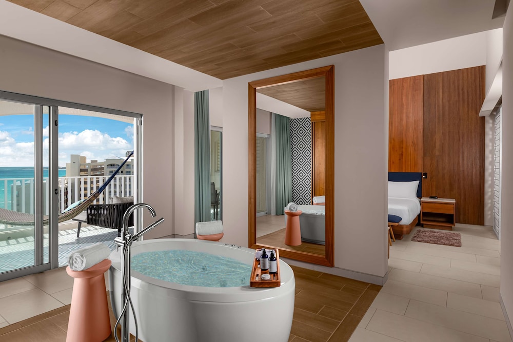 Honeymoon Suite - King Bed - Photo 1