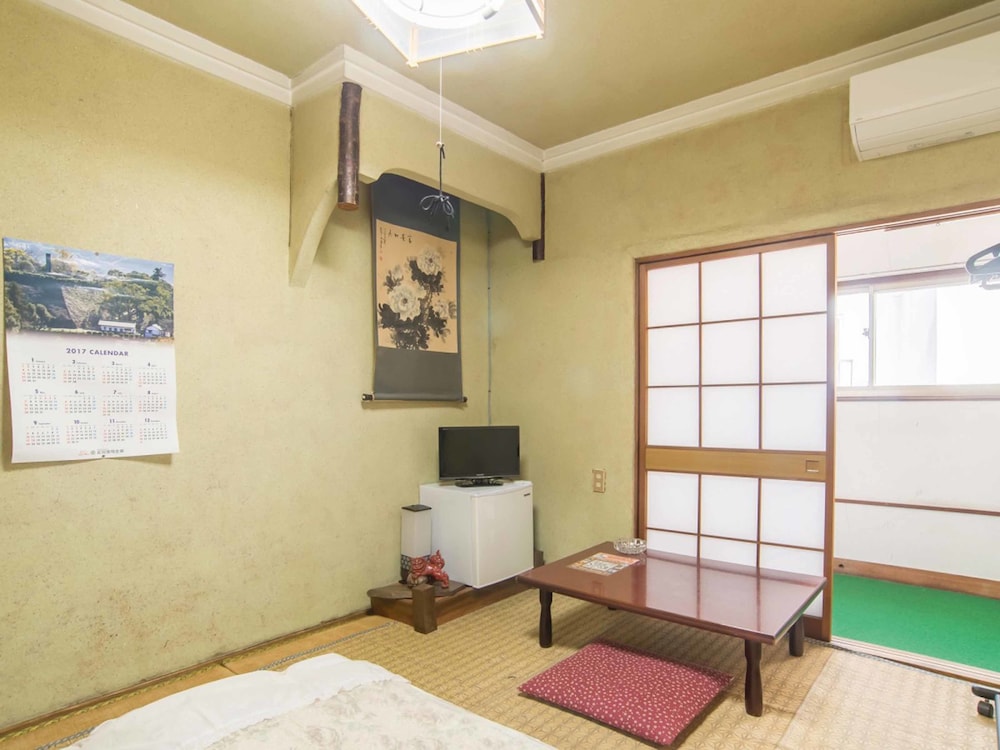 Japanese Style Room w/ Shared Bath 6mats