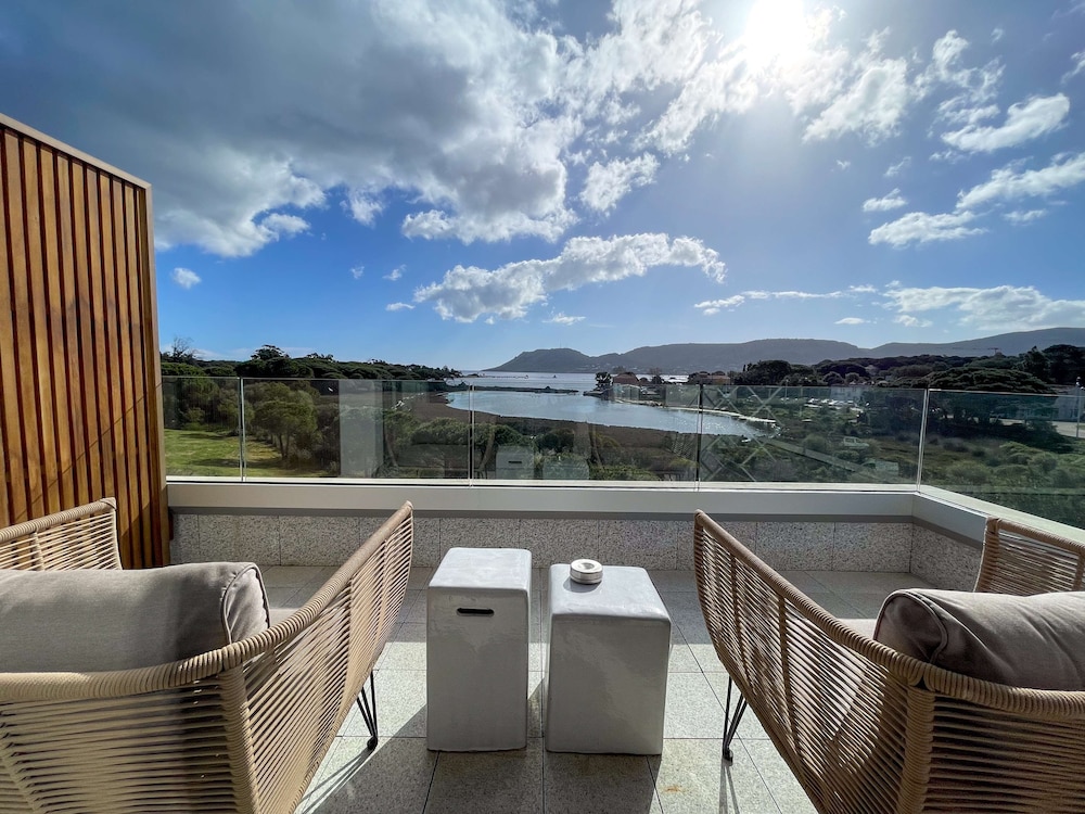 Deluxe Room, 1 King Bed, Balcony, Sea View - Photo 10