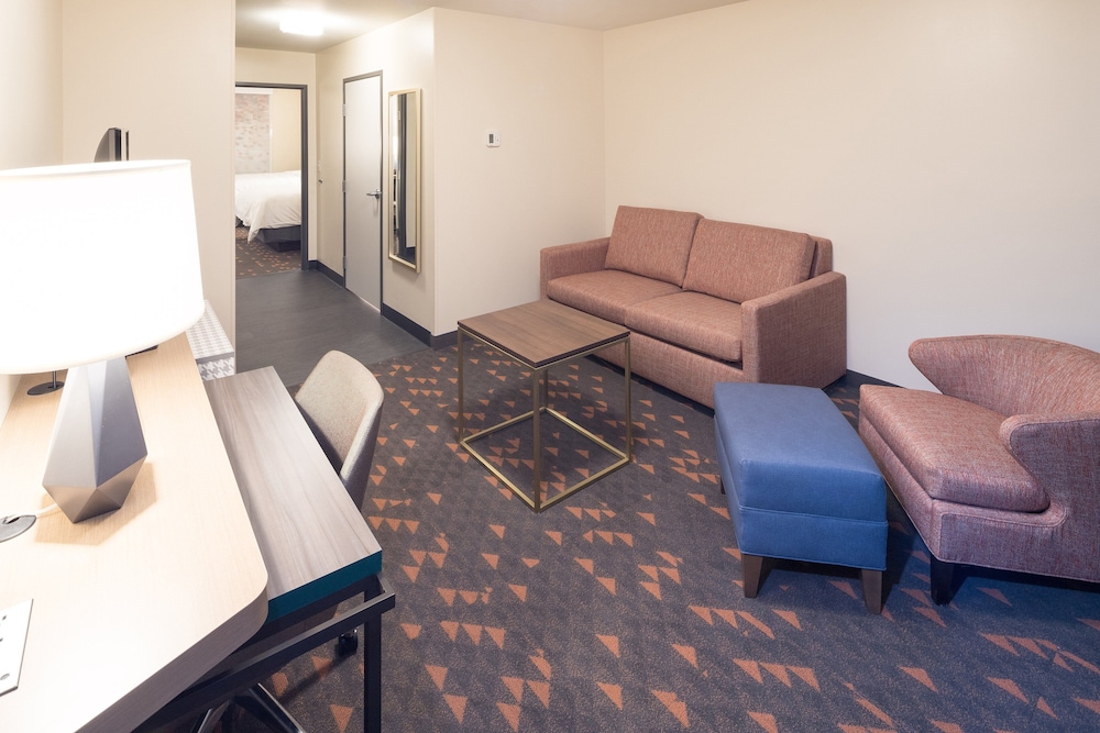 Suite, 1 Bedroom (Living Area) - Photo 7