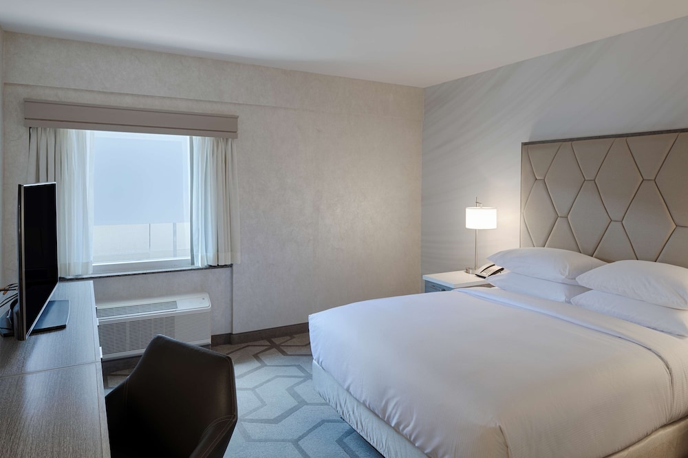 Room, 1 Queen Bed, Accessible (Mobility & Hearing, Roll-in Shower) - Photo 2