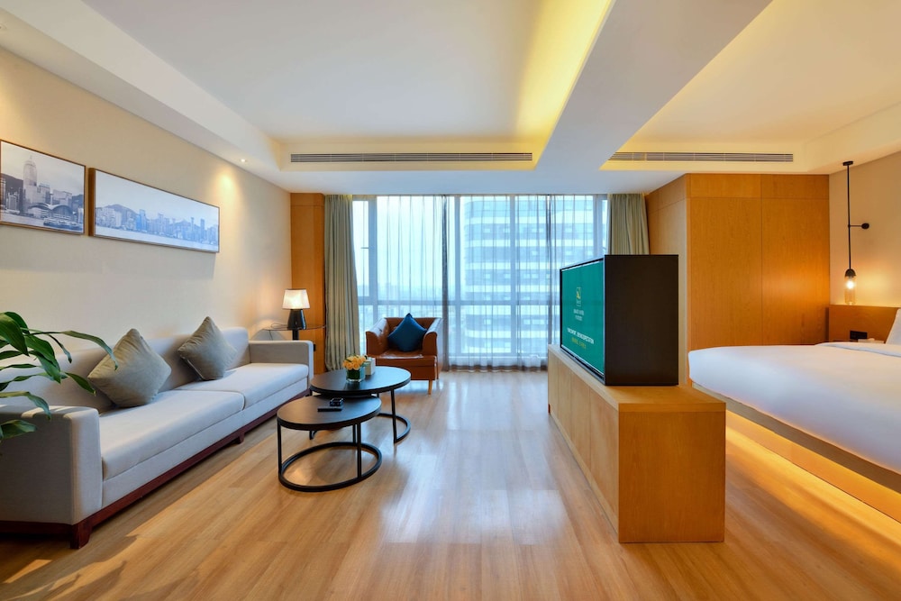 Suite, 1 King Bed, Smoking