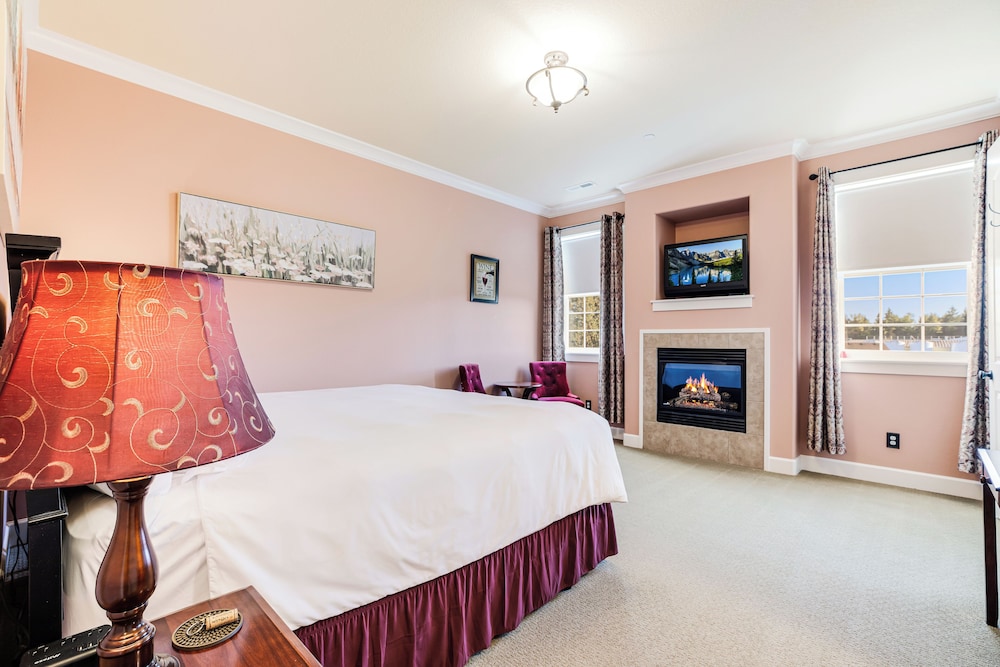 Romantic Room, 1 King Bed, Fireplace, Courtyard View