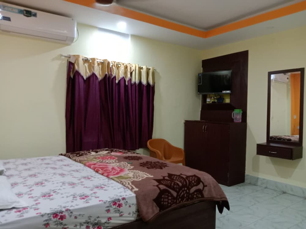 Deluxe Double Room, Multiple Beds, City View photo 3