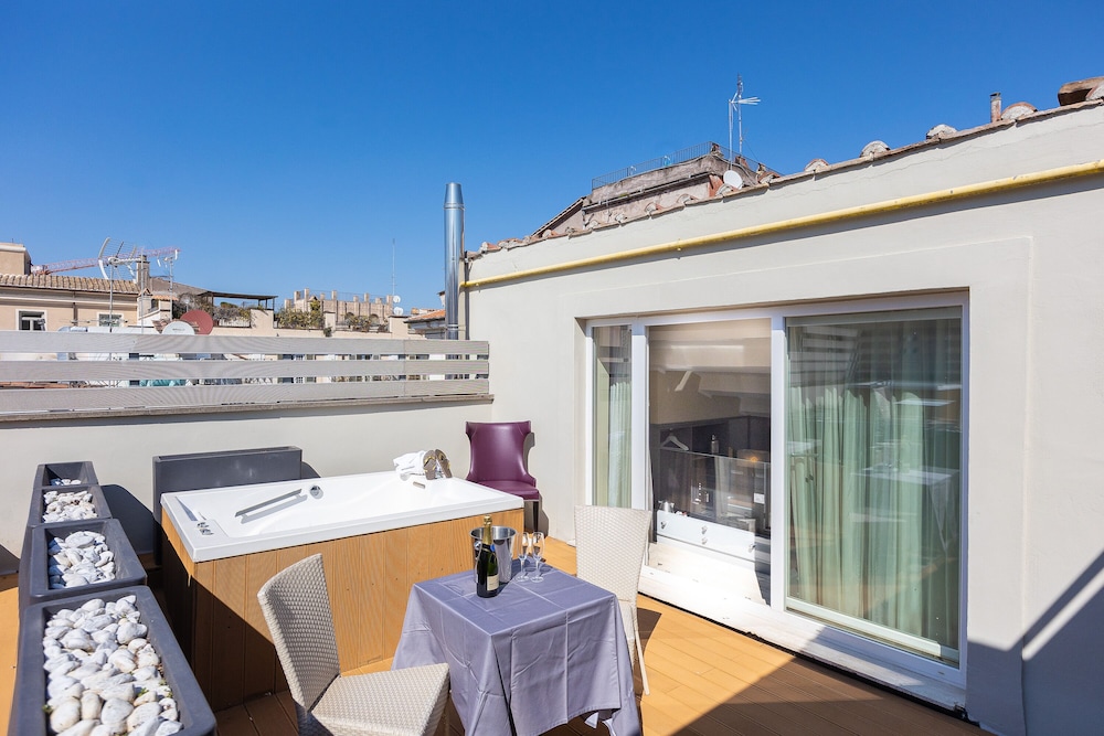 Luxury Room, Hot Tub, City View - Photo 9