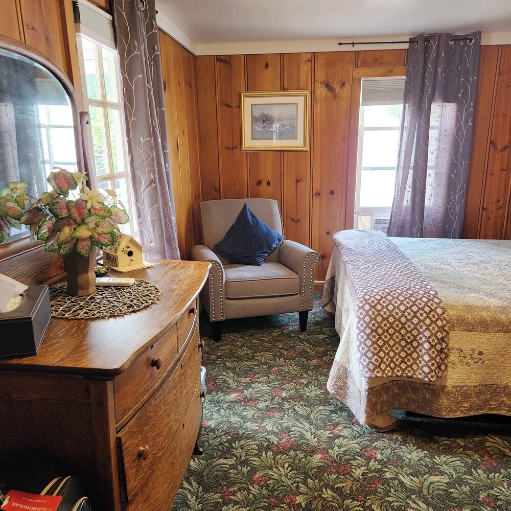Standard Room, 1 Queen Bed photo 2