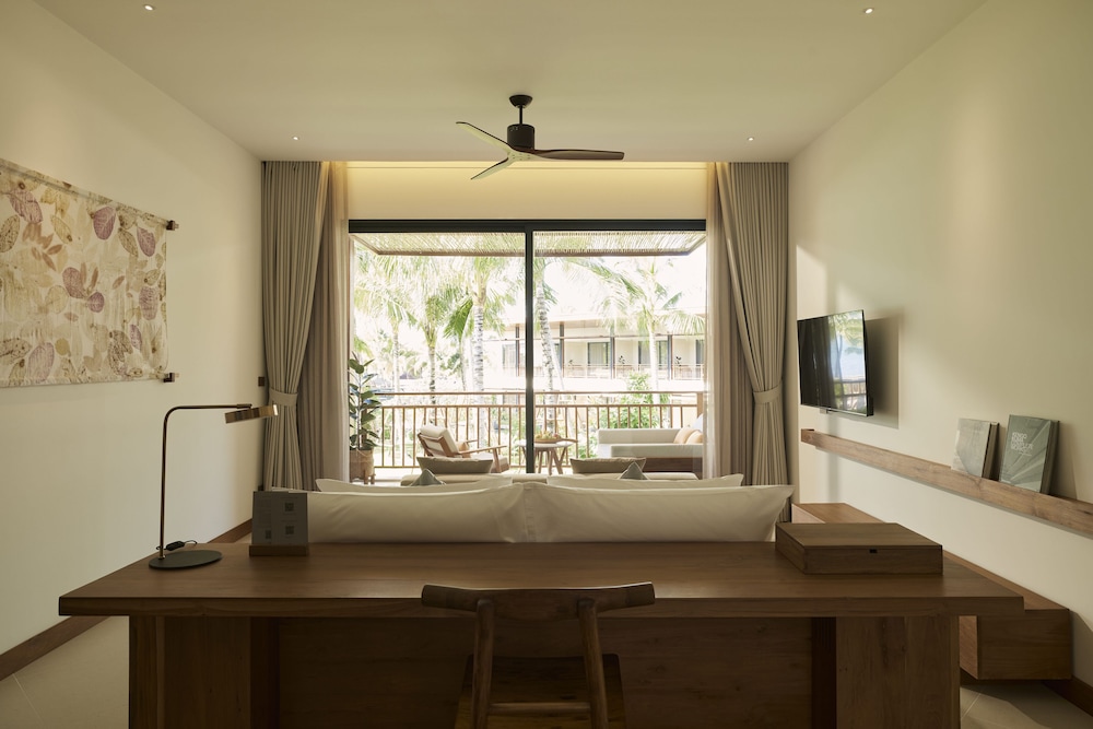 Deluxe Room, 1 King Bed, Balcony - Photo 9