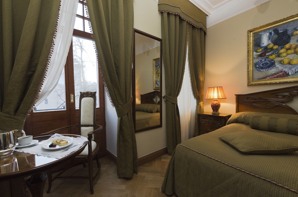 Standard Double Room, 1 King Bed, Non Smoking, Courtyard View