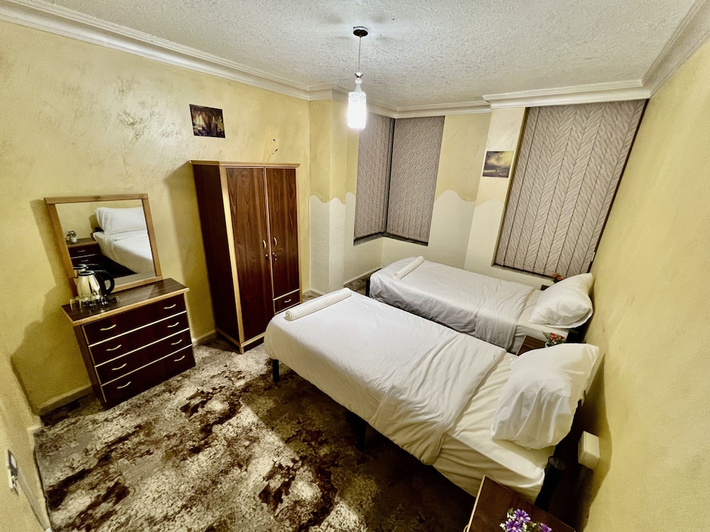 Standard Twin Room - Photo 1