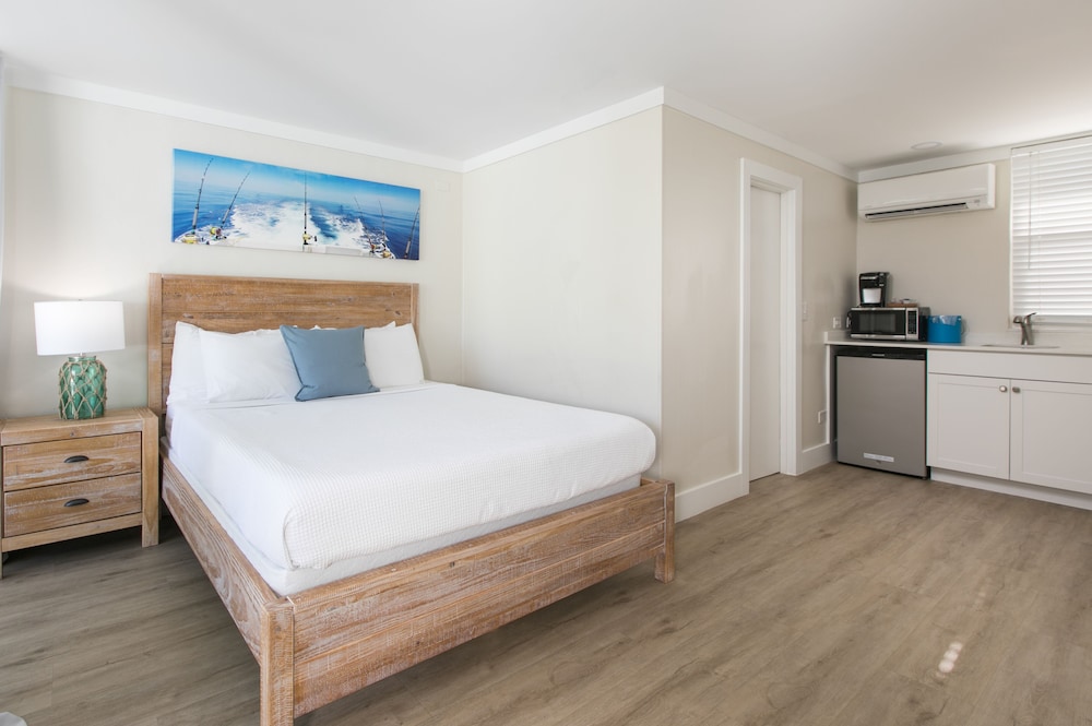 Room, 1 Queen Bed, Pool View (Upstairs Efficiency Shared Balcony)