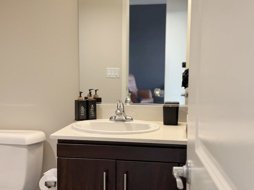 Beautiful 1 BR in LA Gym Pool 10mins to Cedar, Foto 25