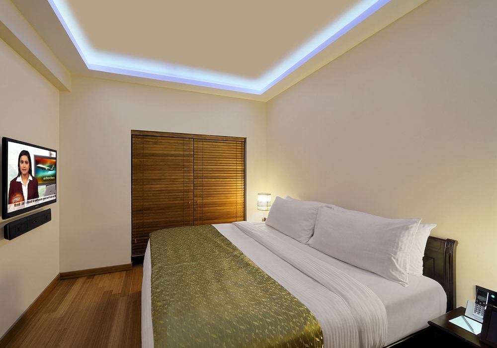 Suite - Photo 1