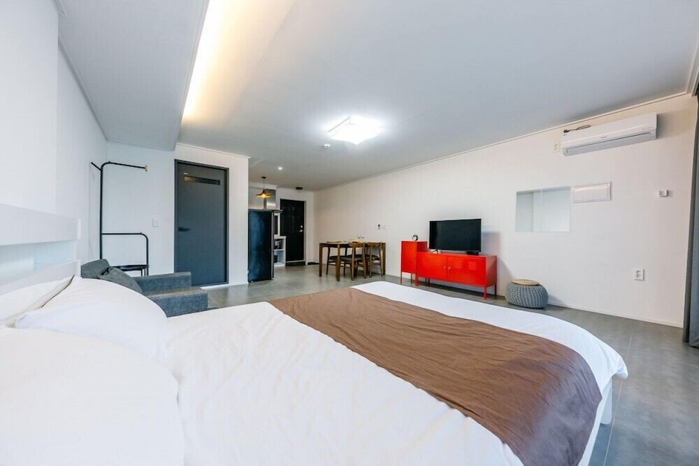 Room (302) photo 2