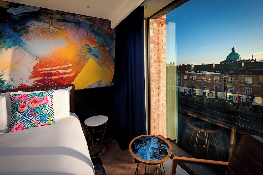 Deluxe Room, 1 Double Bed, Canal View thumbnail 5