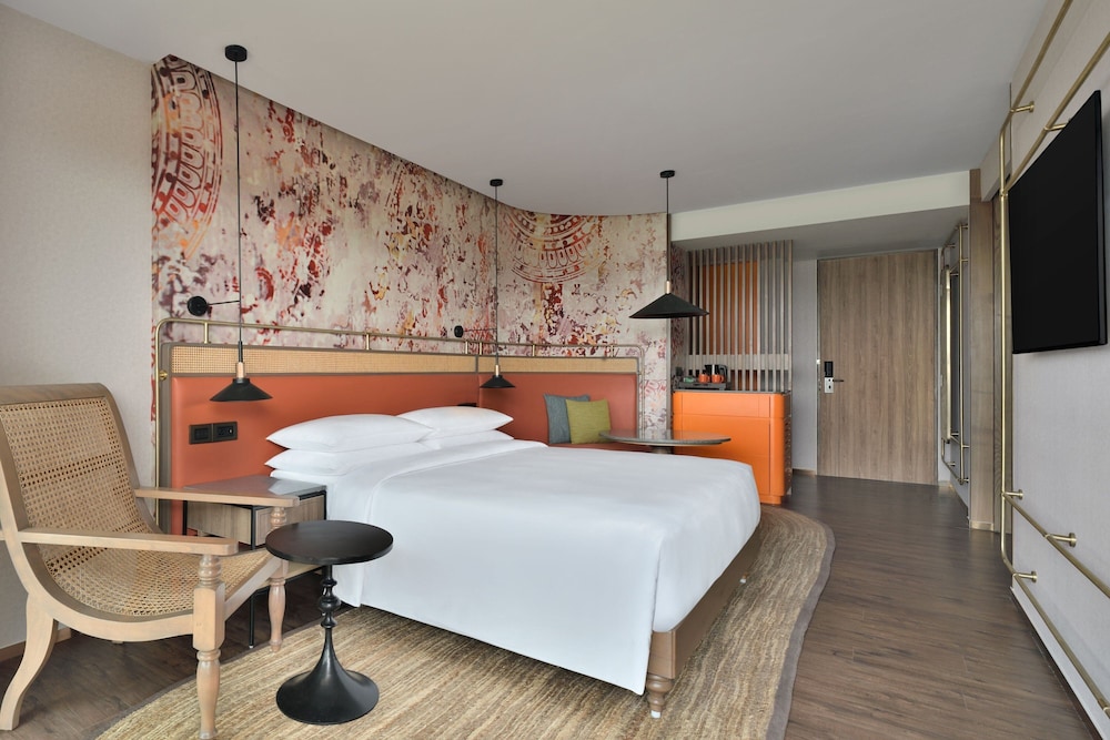 Room, 1 King Bed, City View (Balcony) - Photo 2