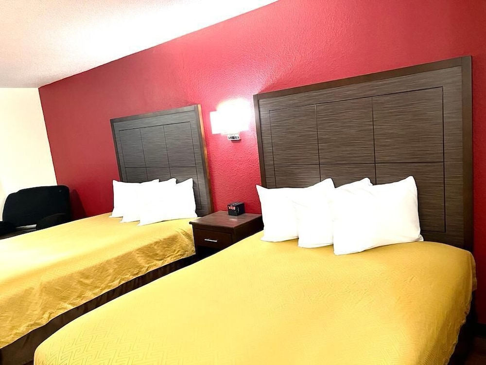 Standard Room, 2 Queen Beds, Non Smoking - Photo 2