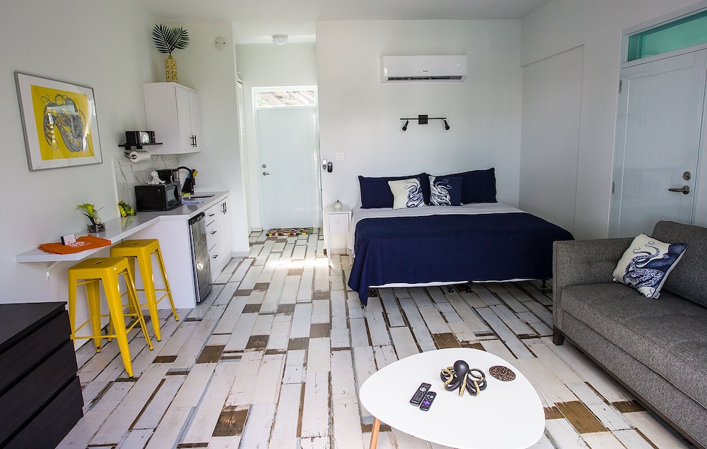 Design Studio Suite, 1 Bedroom, Balcony, Partial Ocean View