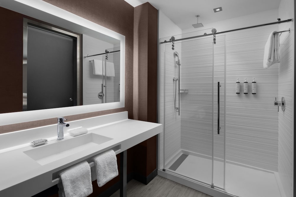 Room, 2 Queen Beds, City View - Photo 7