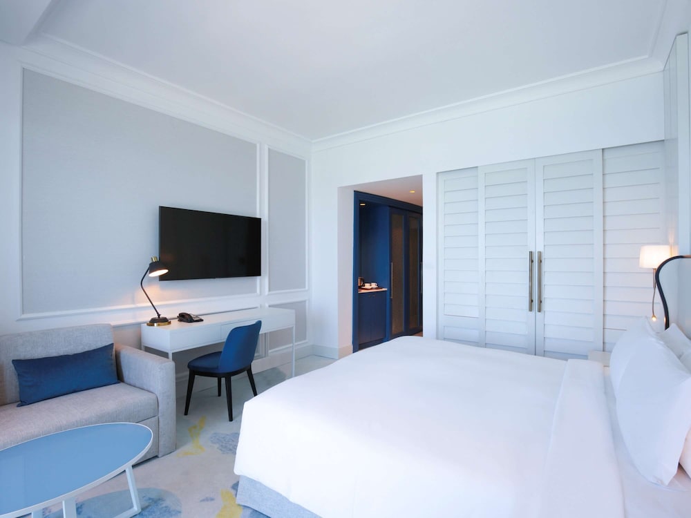 Luxury Room, 1 King Bed, Balcony, Sea View